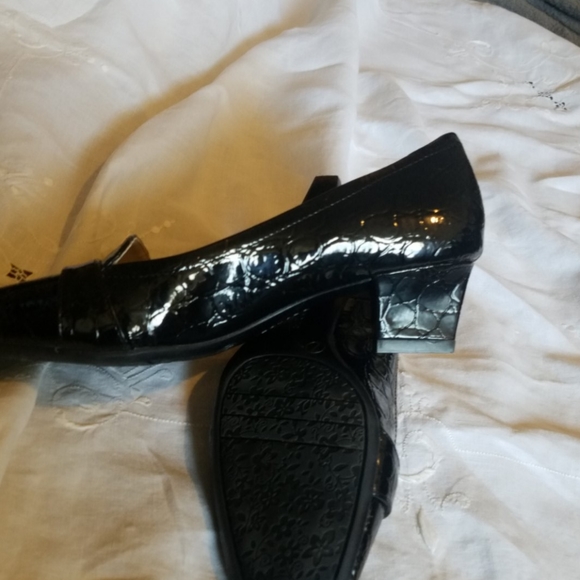 Shoes - Picture 4 of 5